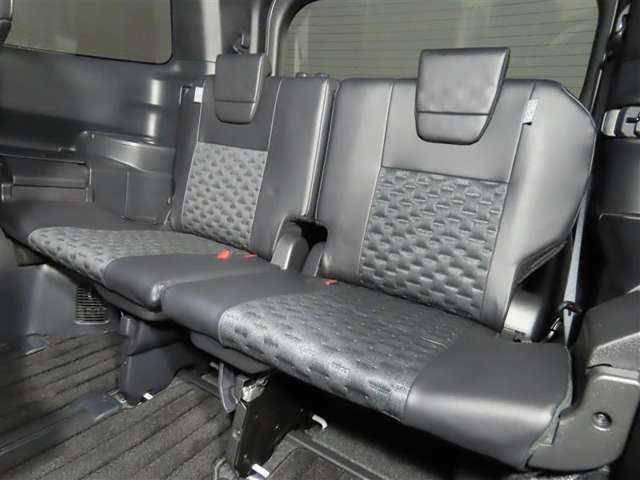 便利な5：5分割可倒式シートです。収納と乗車人数のバランスに優れています♪荷物の大きさに応じたラゲージスペースをフレキシブルに作り出せるので、シーンに応じた使い方ができます♪