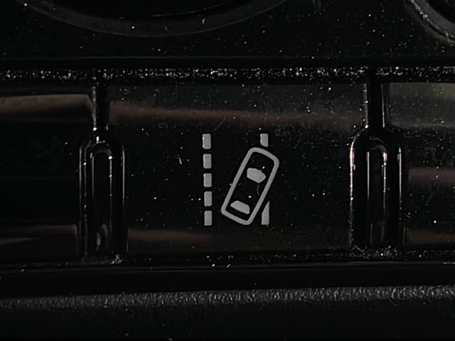 【レーンディパーチャーアラート（LDA）】クルマが車線または走路から逸脱する可能性がある場合に、ブザーまたはハンドルの振動により注意をうながします。機能には限界があるためご注意ください。