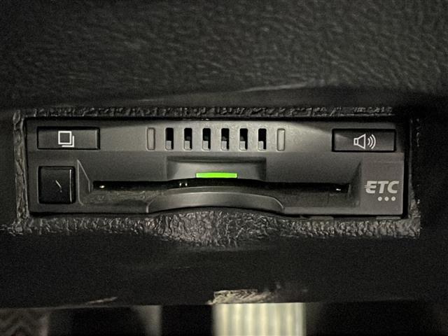 【ETC】有料道路を利用する際に料金所で停止することなく通過できる、ETC車載器（ノンストップ自動料金収受システム機器）が装備されています。セットアップを行うことで利用可能になります。