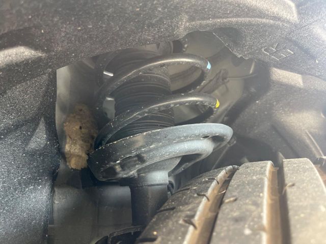お車を安心してお乗りいただく為には、足回りの定期点検が欠かせません。サービスサポート（有償保証）では無料点検もご提供しており、安心のカーライフをお過ごしいただけるサポート体制が整っています。