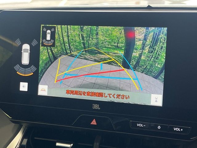 【バックカメラ】駐車時に後方がリアルタイム映像で確認できます。大型商業施設や立体駐車場での駐車時や、夜間のバック時に大活躍！運転スキルに関わらず、今や必須となった装備のひとつです！