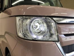 【LEDヘッドライト】大光量で夜道や雨の日の安心感を高めるLEDヘッドライト。周囲の明るさに応じて自動点灯・消灯/ライトの消し忘れも防げるオートライトコントロール付！