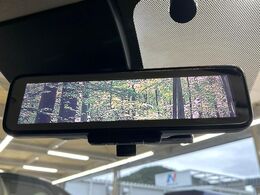 【インテリジェントルームミラー】後席の大きな荷物や同乗者で後方が確認しづらい時でも安心！カメラが撮影した車両後方の映像をルームミラー内に表示。クリアな視界で状況の確認が可能です！
