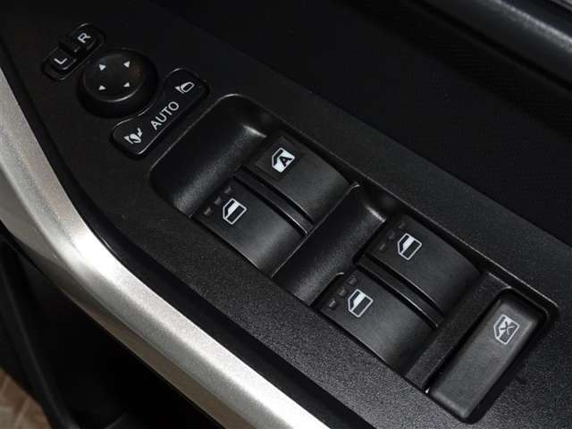 電動格納式ドアミラー・パワーウインドウを装備してます。