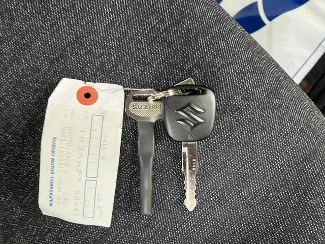 キーレスエントリーボタン付きのキーです。スペアのキーも付属しています。