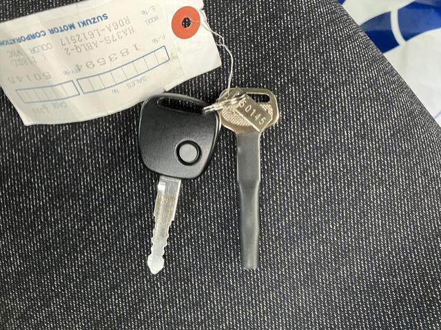 キーレスエントリーボタン付きのキーです。スペアのキーも付属しています。