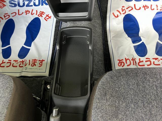 前席の収納スペースです。