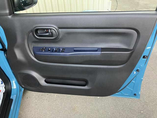 運転席ドアの内側のパネルです。