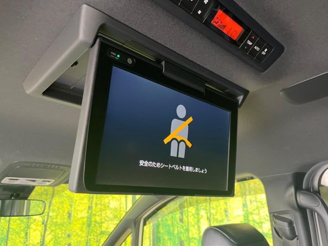 【フリップダウンモニター】大画面モニターで後席でもエンタメをお楽しみいただけます。小さなお子様にも大人気の装備です♪