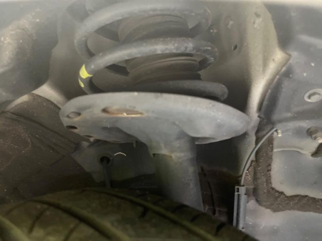 お車を安心してお乗りいただく為には、足回りの定期点検が欠かせません。サービスサポート（有償保証）では無料点検もご提供しており、安心のカーライフをお過ごしいただけるサポート体制が整っています。