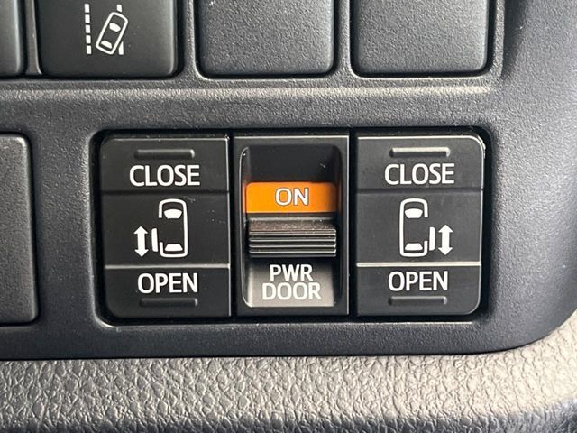 【両側パワースライドドア】スマートキーや運転席のスイッチで後席両側スライドドアの開閉が可能♪電動だから力を入れてドアを開ける必要が無く、小さなお子様でも簡単に開け閉めでき快適です♪