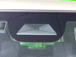 【ホンダセンシング】走行中に前方の車両等を認識し、衝突しそうな時は警報とブレーキで衝突回避と被害軽減をアシスト。より安全にドライブをお楽しみいただけます。
