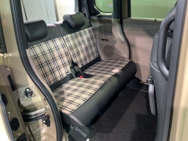 後席も余裕の広さ！ゆったりくつろげます！！