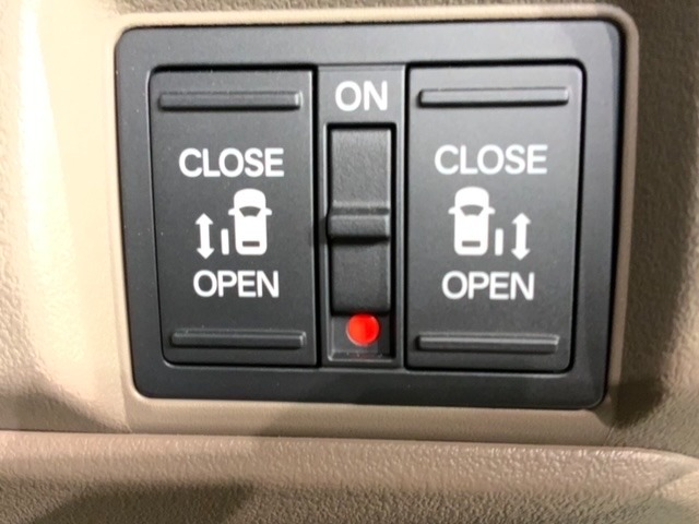 左右両側パワースライドドアが付いています。ワンタッチで簡単にお子様でも、お年寄りの方でも、開閉できますからとても便利です。キーレスや車内スイッチでも自動でドアの開閉ができます。