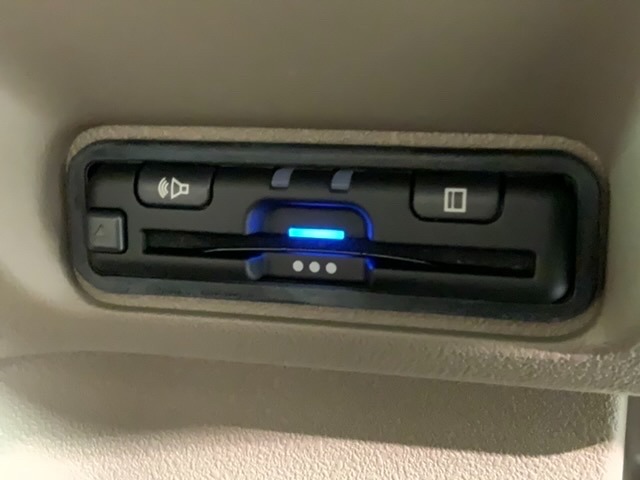 いまや快適なカーライフに欠かせないETCが付いています。