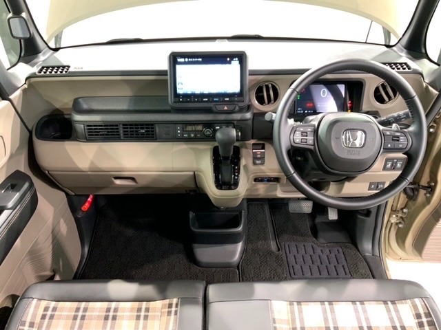 使いやすいレイアウトのダッシュボード周辺です。オートエアコンや小物入れなど嬉しい装備が満載です。