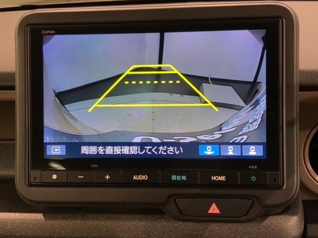 リバースギアに入れるだけで後方の表示へ切り替わります。夜間や雨の日の駐車も楽になりますよ。