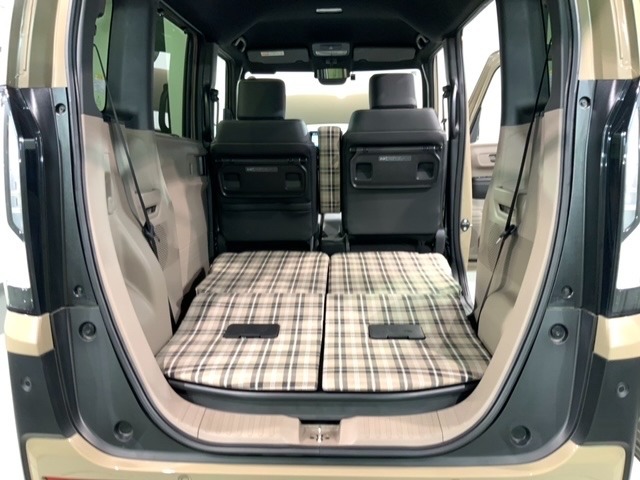 リアシートを倒すと、ラゲッジスペースを広くお使いいただけます！