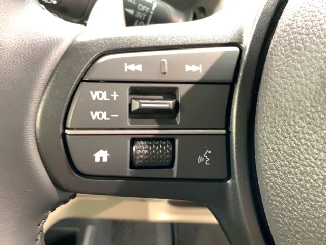 ステアリングにオーディオ操作スイッチが付いています。オーディオ画面に直接タッチしなくても操作が出来ますので、運転に集中できます。