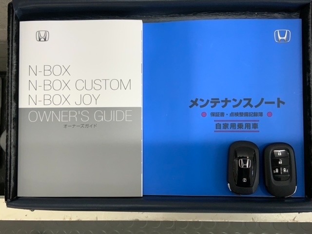 スマートキーは鍵をバッグに入れたままでもドアロックの開閉やエンジンのON・OFFができます。夜間や雨の日も鍵を探さなくて良いので便利です。