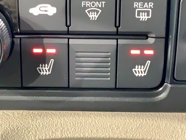 フロント両席にはシートヒーターが付いています！寒い日に便利な装備ですね。