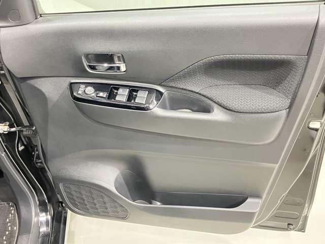 【運転席ドア】ボトルホルダーや収納ポケットが付いているので運転席周りもスッキリ保てます★