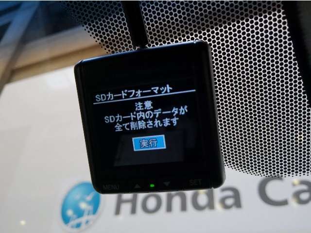 万が一の事故はもちろん快適で安全なドライブの必需品　2.4インチ液晶モニター搭載ドライブレコーダーがフロントに付いています。