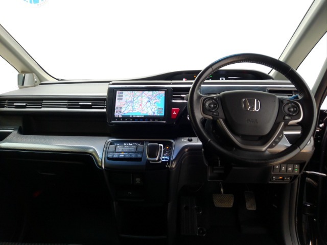 Honda車が初めての方にも扱いやすく分かりやすいインパネ周りと各種スイッチ類です。