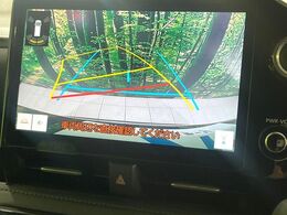 【バックカメラ】駐車時に後方がリアルタイム映像で確認できます。大型商業施設や立体駐車場での駐車時や、夜間のバック時に大活躍！運転スキルに関わらず、今や必須となった装備のひとつです！