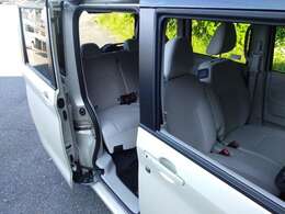 大きなベンチシートで足元もヒロビロ■大型シートで座り心地は快適♪中央にはアームレストが付いてゆったりドライブ♪　シートヒーターを運転席に装備(*^-^*)