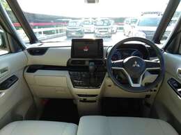 シフトレバーをダッシュパネルセンターに装備。運転席、助手席の足元すっきり！