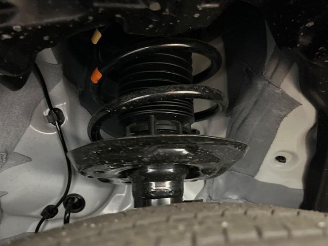 お車を安心してお乗りいただく為には、足回りの定期点検が欠かせません。サービスサポート（有償保証）では無料点検もご提供しており、安心のカーライフをお過ごしいただけるサポート体制が整っています。