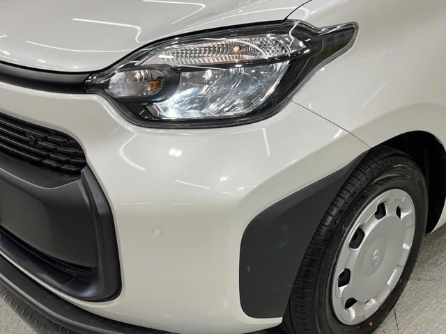 【LEDヘッドライト】悪天候や夜間走行時も良好な視界を確保し安心して運転できる高輝度LEDヘッドライトを装備！点灯速度が早く、消費電力も抑えられています。