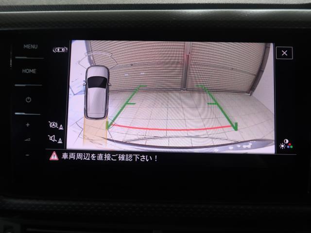 ギアをリバースに入れると車両後方の映像を映し出します。画面にはガイドラインが表示され、車庫入れや縦列駐車などの際に安全確認をサポートします。