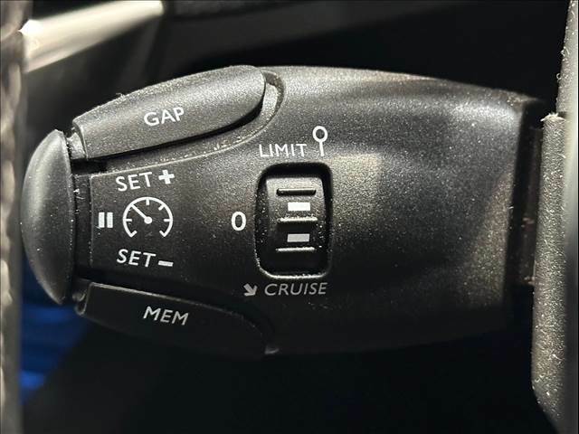 【レーダークルーズコントロール】追従型クルーズコントロールは、レーダーやビデオカメラが前方の車の状況を検知し、状況に合わせて速度を自動調整してくれる機能を備えています。