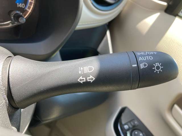 運転席回りの各種操作部となります。ご不明な装置などございましたらお気軽にお尋ねください。