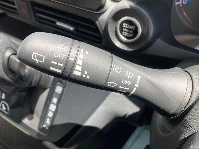 運転席回りの各種操作部となります。ご不明な装置などございましたらお気軽にお尋ねください。
