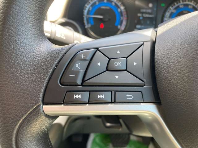 運転席回りの各種操作部となります。ご不明な装置などございましたらお気軽にお尋ねください。