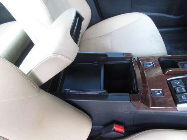 細かなシート調整がドライバーそれぞれのポジションへ導くパワーシートも運転席に装備しています！