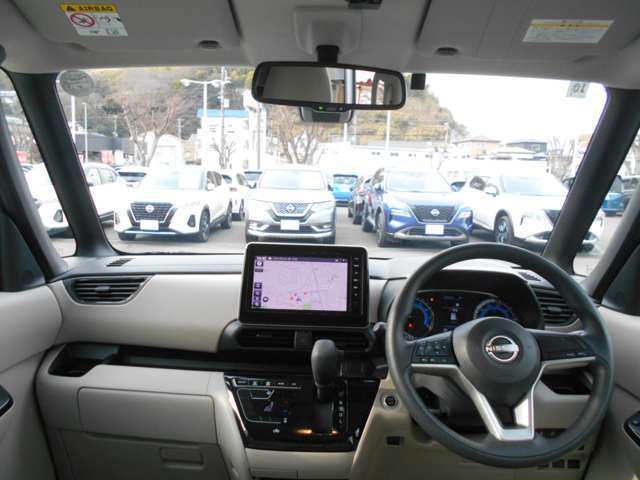 視界広々で運転しやすいインパネ