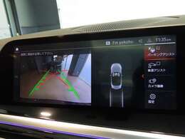 リアビューカメラ。ガイドラインとパークディスタンスコントロールで安全に車庫入れ可能。