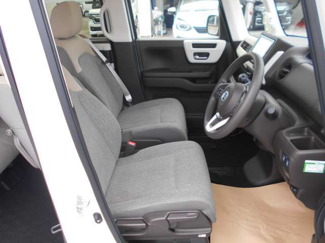 運転席はシートの高さを調節できます！また前席はシートヒーターがついています♪