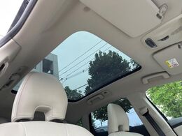 【パノラマガラスルーフ】固定式のガラスルーフで明るい車内空間を演出。日差しの強い日は電動スライドカーテンで調整するなど、季節を問わず開放的なドライブをお楽しみいただけます。