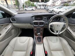 大人気コンパクトカーV40のクロスカントリーが入庫しました！T5エンジンの力強い走りと4WDの安定感により、どんなシーンでも活躍してくれます♪ガラスルーフや本革シート等の快適装備も充実！ぜひご覧下さい