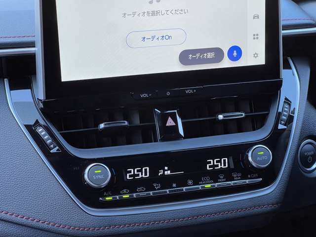 エアコンはダイヤル操作のディスプレイタイプ。運転中でもパッと操作が可能で、尚且つインテリアを崩さないデザインです。運転席、助手席独立型ですので同乗者も快適にドライブをお楽しみいただけます。