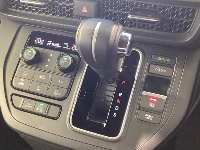 インパネシフトを採用しているので、前席の足元も広々としています。運転席と助手席の行き来もスムーズです！