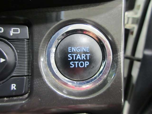 スマートキーを携帯していればキーを取り出さずにドアを施錠＆解錠。クルマの始動も可能です。