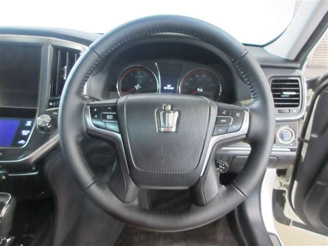 ステアリングから手を放さず、運転をしながらさまざまな操作が行えます。