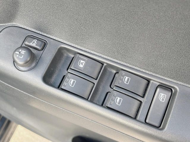 【電動格納ミラー】サイドミラーは電動格納式となっており、狭い駐車場でもキズがつくリスクを抑えられます。