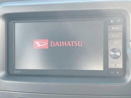 【純正ナビ】人気の純正ナビを装備しております。ナビの使いやすさはもちろん、オーディオ機能も充実！キャンプや旅行はもちろん、通勤や買い物など普段のドライブも楽しくなるはず♪